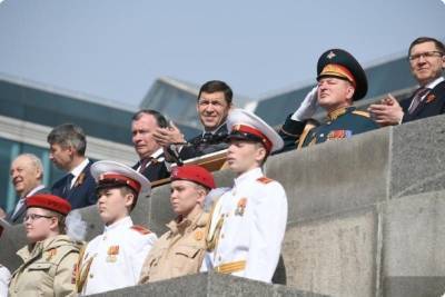 На параде в Екатеринбурге впервые прошли кавалеристы, почетными гостями стали поисковики