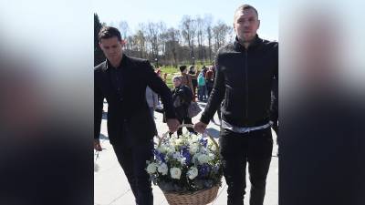 Футболисты "Зенита" возложили цветы к Вечному огню на Пискаревском кладбище в День Победы