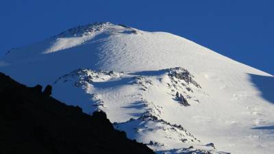 Сотрудники МЧС спасли пострадавшую на Эльбрусе альпинистку