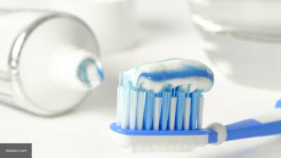 Стоматолог Фелбер объяснил, чем опасна чистка зубов после каждого приема пищи