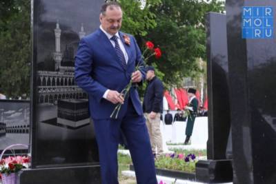 Сергей Меликов и и члены Правительства региона возложили венки и корзины с цветами к обелиску «Воинская слава»