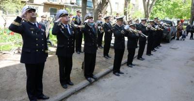 Оркестр под окнами: в Одессе ВМС трогательно поздравили 100-летнего ветерана с Днем победы (ФОТО) (5 фото)