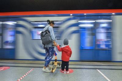 Станции метро Москвы украсили тематическими плакатами ко Дню Победы