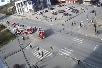 Жесткая авария: пожарная машина столкнулась с легковушкой в Петрозаводске