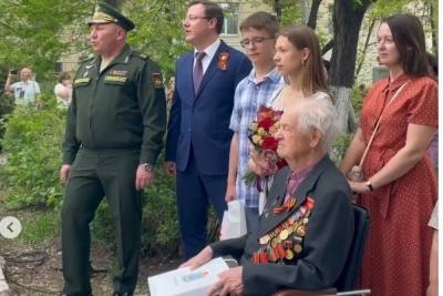 Губернатор Самарской области Азаров спел для ветерана