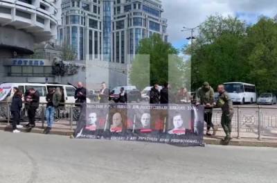 Националисты повесили у Парка Славы в Киеве плакат о советских репрессиях