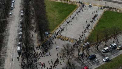 У памятника Освободителям Риги образовалась многотысячная очередь