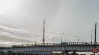 Иномарка насмерть сбила мужчину на мосту Александра Невского в Петербурге