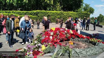 Окружили и спели "Катюшу": киевляне защитили старушек с портретом Жукова от полиции