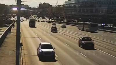 На мосту Александра Невского пешеход бросился под машину: видео