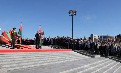 Александр Лукашенко: флаг и герб Беларуси отражают национальную идею народа - стремление к независимой и мирной жизни