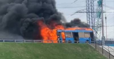 Загоревшийся в Москве автобус сняли на видео