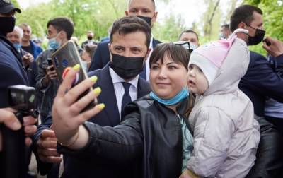 Зеленский раздал украинкам звание мать-героиня