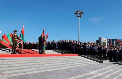 Лукашенко: флаг и герб Беларуси отражают национальную идею белорусов – стремление к независимой и мирной жизни
