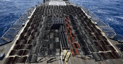 Пулеметы и противотанковое оружие: военные США задержали судно с российским вооружением (видео)