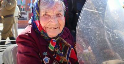 В Удмуртии 101-летняя зенитчица возглавила праздничную мотоколонну в День Победы