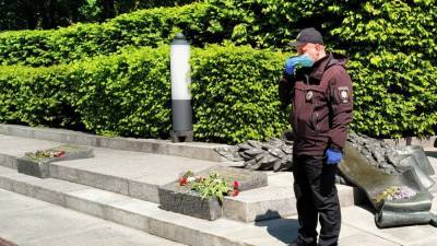 Украинцы резко раскритиковали подростка за бросание "зиги" в адрес ветерана