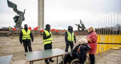 Ветерана ВОВ в инвалидной коляске не пустили к памятнику Освободителям Риги