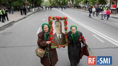 Киевляне отбили у полицаев старушек с портретом маршала Жукова