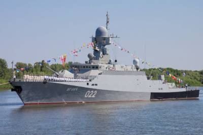 В честь Дня Победы к набережной Ялты причалил боевой корабль с ракетами «Калибр» на борту