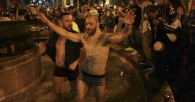 В Испании тысячи людей вышли на улицы, чтобы отпраздновать отмену комендантского часа (фото)