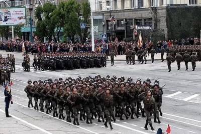 В Луганске прошел Парад Победы