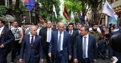 С лозунгами за Кочаряна и георгиевскими флагами: в Ереване прошёл многотысячный митинг сторонников экс-президента Армении