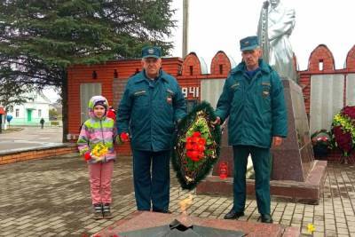 Сотрудники МЧС почтили память павших воинов в Смоленской области