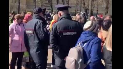 Петербуржцев возмутила попытка полиции пресечь военные песнопения