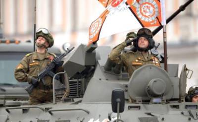 Сотрудник ДПС взял юного москвича на руки, чтобы показать военную технику