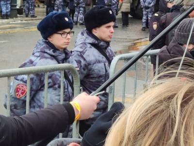 «Несанкционированный митинг»: силовики запретили петербуржцам петь песни военных лет (видео)