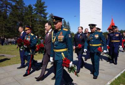 Парад, возложение цветов и салют: как Луга отмечает 76-ю годовщину Победы