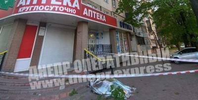 Самоубийство в Днепре на жилмассиве Тополь-1 - мужчина выпрыгнул из окна и упал на женщину - фото - ТЕЛЕГРАФ