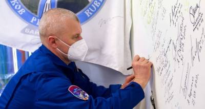 Российский космонавт развернул копию Знамени Победы на МКС