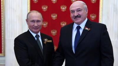 Путин и Лукашенко поздравили друг друга с Днем Победы по телефону