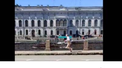 В центре города голый мужчина устроил забег вдоль Фонтанки - piter.tv - Петербург