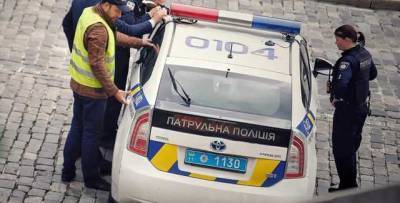 В Киеве полицейские забыли ключи в служебном авто и заблокировали его: курьезные фото