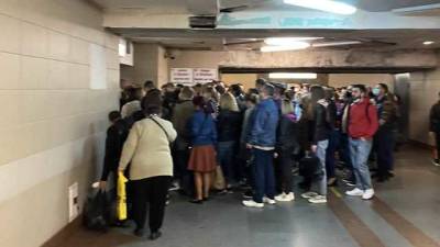 Никто не держал дистанцию: в киевском метро снова массово нарушают карантин