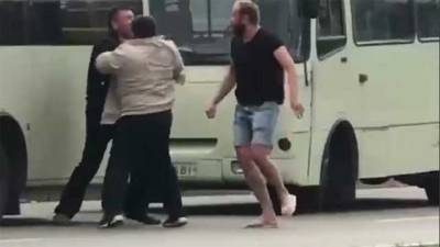 В Киеве подрались водители маршруток: не поделили остановку и начали плеваться