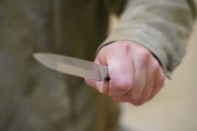В Киеве пенсионер напал с ножом на девушку, а потом заявил, что "хотел взять ее в заложники"