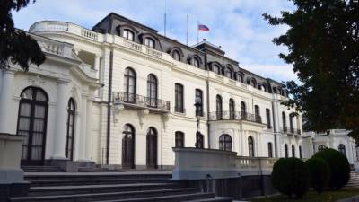 Десятки сотрудников российского посольства покинули Чехию