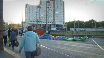 Новости на "России 24". В Барнауле батут с детьми взлетел в воздух и упал возле рельсов