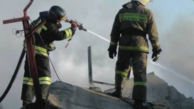 В результате пожара в строящейся школе на Камчатке пострадали три человека