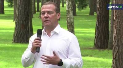 Медведев: Со временем в России будет две-три крупные партии