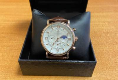Молодой человек продавал поддельные часы почти за 300 тысяч рублей на станции в Ленобласти