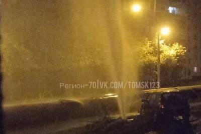 Огромный фонтан забил в микрорайоне Каштак в Томске
