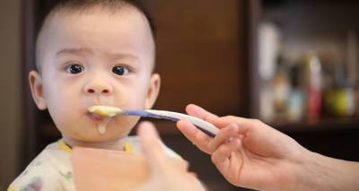 Питание ребенка в первый год жизни: когда вводить прикорм