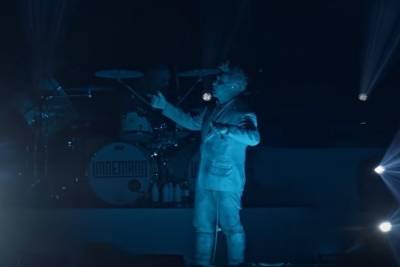 Лидер Rammstein в клипе на песню Ненавижу детей поцеловал Аглаю Тарасову