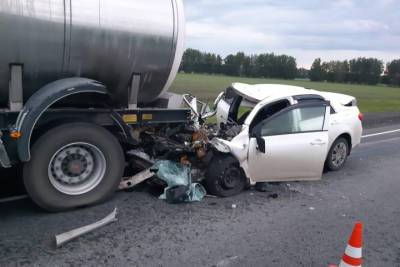 Водитель «Тойота Королла» погиб после столкновения с грузовиком на трассе под Омском