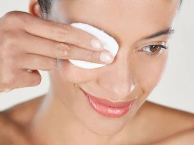 6 ошибок, которые вредят коже при удалении макияжа